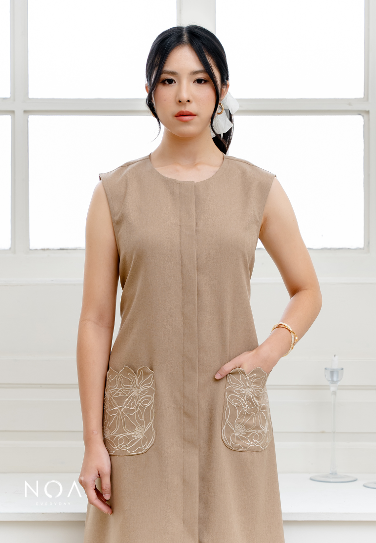SHIZUKA Embroidery Pocket Sleeveless Midi Dress with Belt – NOA EVERYDAY SHIZUKA Embroidery Pocket Sleeveless Midi Dress with Belt – NOA EVERYDAY